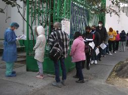 Personas hacen fila este lunes para hacerse una prueba de COVID en un centro de salud de la Ciudad de México, en la alcaldía Benito Juárez. SUN/C. Mejía