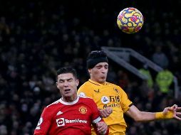 ALTO NIVEL. Cristiano Ronaldo (izq.) del Manchester United, disputó el balón con Raúl Jiménez de los “Wolves”. Xinhua