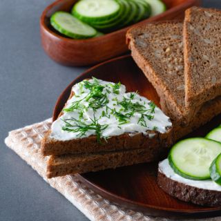 Disfruta de un desayuno ligero y nutritivo con un sándwich de requesón