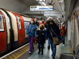 Europa ha registrado más de cien millones de casos de COVID desde el inicio de la pandemia, y más de cinco millones de casos nuevos en la última semana de 2021. EFE / V. Flores