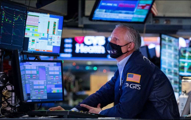 La subida en el rendimiento de la deuda pública, provocada por las ventas de bonos, benefició a las acciones de la gran banca y perjudicó a firmas como Tesla. AP/C. Crow