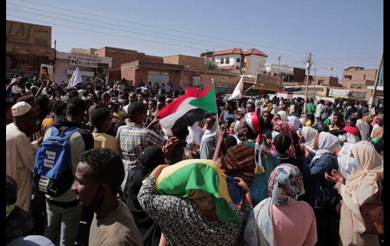 La represión militar en Sudán hasta ahora ha dejado al menos 57 muertos y centenares de heridos. AP/M. Ali