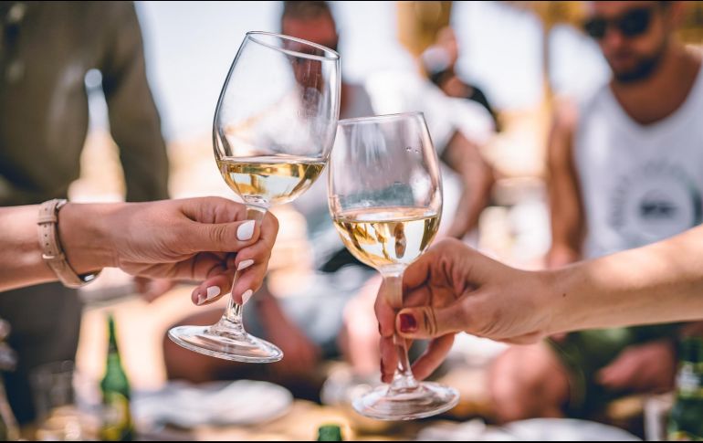 Disfruta de las Rutas del Vino en el país. ESPECIAL/Photo by Zan on Unsplash.