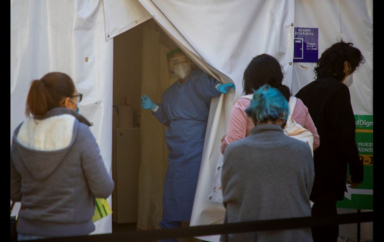 De la cifra de casos, hay 61 mil 477 activos en el país. EFE/M. Hartz