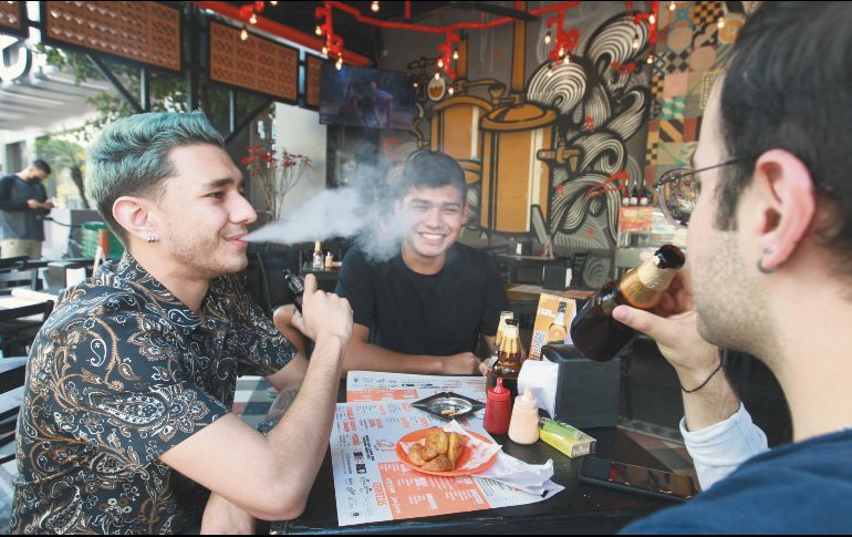 Los cigarros electrónicos son cada vez más populares entre los habitantes de la Zona Metropolitana de Guadalajara. EL INFORMADOR/A. Camacho