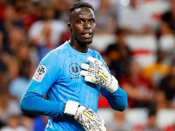 El senegalés Édouard Mendy finalizó la temporada 2020-2021 levantando el trofeo de la Champions League con el Chelsea. EFE / ARCHIVO