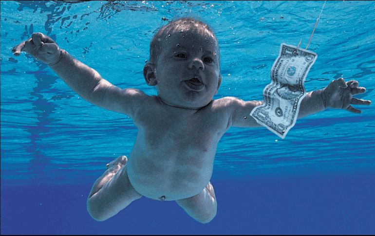 En la foto original se pueden apreciar las partes intimas del bebé, razón de la demanda por pornografía infantil. TWITTER/ @Nirvana