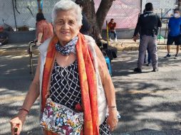 Con bastón en mano, Amelia acudió esta tarde al macromódulo del Auditorio Benito Juárez acompañada de dos de sus hijas. EL INFORMADOR / E. Olvera