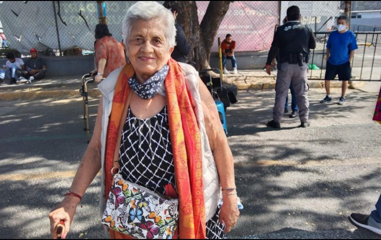 Con bastón en mano, Amelia acudió esta tarde al macromódulo del Auditorio Benito Juárez acompañada de dos de sus hijas. EL INFORMADOR / E. Olvera
