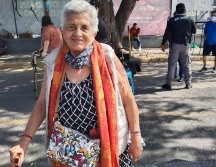 Con bastón en mano, Amelia acudió esta tarde al macromódulo del Auditorio Benito Juárez acompañada de dos de sus hijas. EL INFORMADOR / E. Olvera