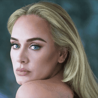 Adele paga 58 millones a Sylvester Stallone por increíble mansión en Los Ángeles