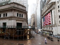 El Dow Jones de Industriales se descolgó del récord de ayer y bajó un 1.07%. AP/ARCHIVO