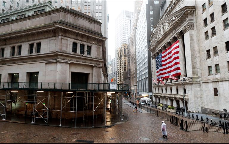 El Dow Jones de Industriales se descolgó del récord de ayer y bajó un 1.07%. AP/ARCHIVO