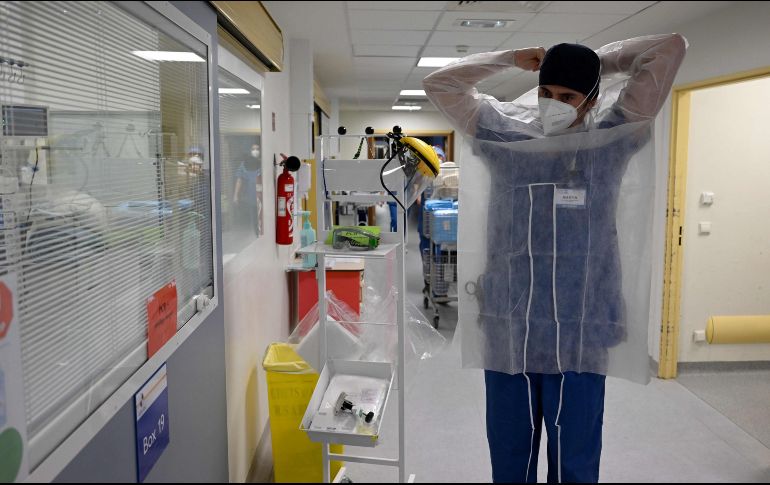 Las normas de aislamiento están provocando escasez de personal en varios sectores. AFP/N. Tucat