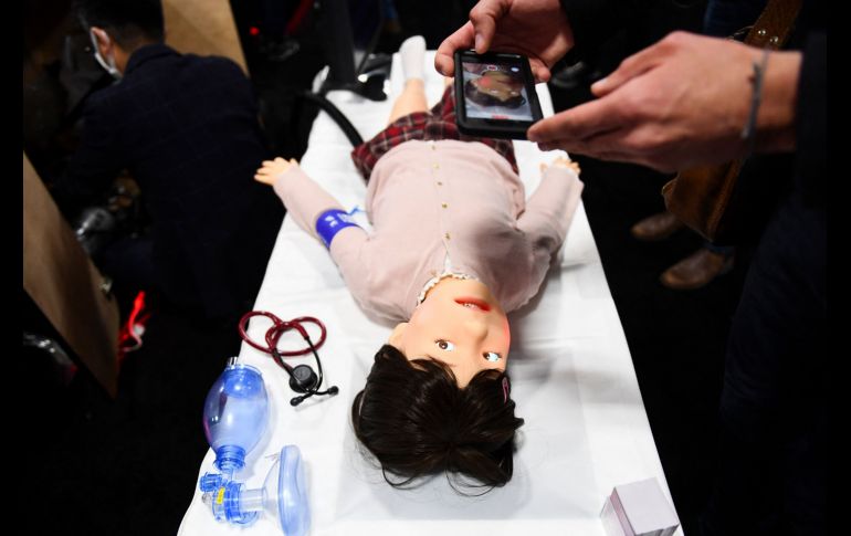 La perturbadora muñeca busca simular los movimientos de un niño que rehúsa recibir un tratamiento. AFP/P. Fallon