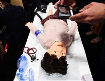 La perturbadora muñeca busca simular los movimientos de un niño que rehúsa recibir un tratamiento. AFP/P. Fallon