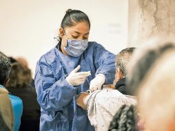 La población considera que la nueva variante ómicron del coronavirus tendrá afectaciones para la economía este año. ESPECIAL