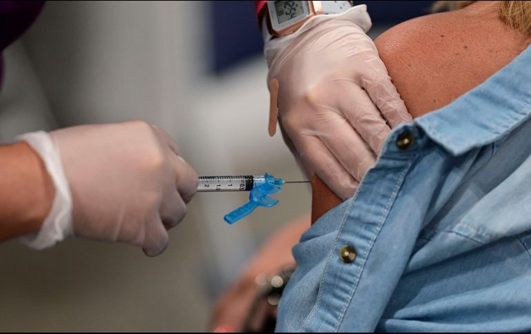 México ha comenzado la vacunación de refuerzo para adultos mayores y docentes. AP/C. Giusti