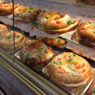 Guadalajara: critican a tienda gourmet por vender roscas de Costco con otro empaque