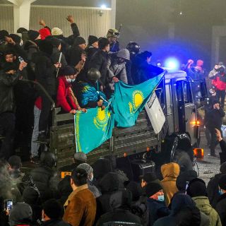 Decenas de muertos y unos mil de heridos por disturbios en Kazajistán