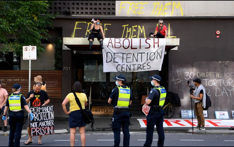 Fuera del edificio, activistas protestan contra las políticas migratorias de Australia que quieren impedir la llegada de personas en barco. AFP / W. West