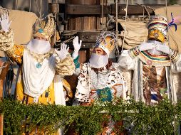 En Jalisco, el pueblo de Cajititlán de los Reyes celebra a Melchor, Gaspar y Baltasar con una procesión con las imágenes por sus calles y navegando por su laguna, como símbolo de veneración y para pedir favores. EFE / E. Fontcuberta