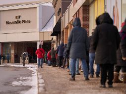 Personas hacen fila hoy para realizarse la prueba COVID en la provincia de Ontario, en Canadá. AFP/G. Robins