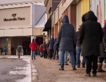 Personas hacen fila hoy para realizarse la prueba COVID en la provincia de Ontario, en Canadá. AFP/G. Robins