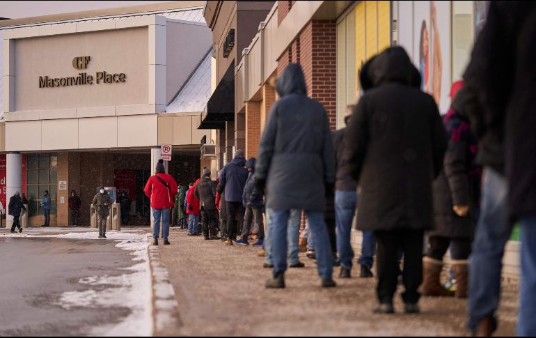 Personas hacen fila hoy para realizarse la prueba COVID en la provincia de Ontario, en Canadá. AFP/G. Robins