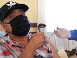 En Jalisco actualmente se aplica el refuerzo de la vacuna Astrazeneca a adultos mayores. ESPECIAL