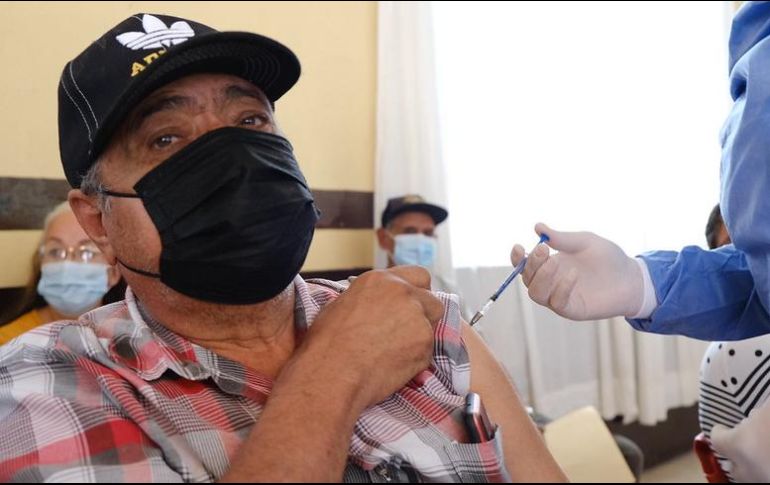 En Jalisco actualmente se aplica el refuerzo de la vacuna Astrazeneca a adultos mayores. ESPECIAL