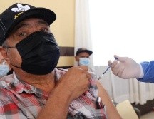 En Jalisco actualmente se aplica el refuerzo de la vacuna Astrazeneca a adultos mayores. ESPECIAL