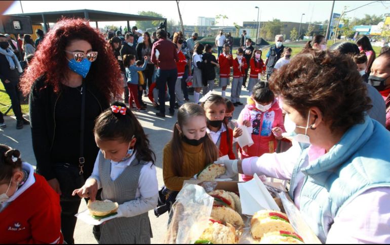 Al finalizar el evento, se repartió rosca de reyes y juguetes para los pequeños. EL INFORMADOR / A. Camacho