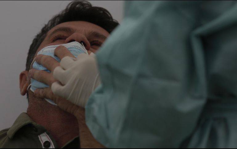 Una trabajadora de la salud realiza una prueba de detección de COVID-19 a un hombre en un puesto en la estación de autobuses, en Brasilia. XINHUA/L. Tavora
