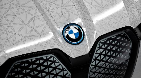 Adrian van Hooydonk, jefe de diseño en BMW, afirmó que el BMW iX Flow  todavía es 