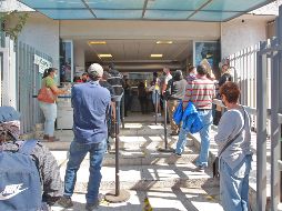 Las personas más vulnerables a ser víctimas de estos coyotes y “gestores”, son las personas adultas mayores. EL INFORMADOR/A. Camacho