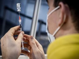 En Jalisco hay alrededor de 160 mil docentes que recibirán la dosis de refuerzo. EFE/R. De Waal