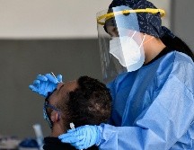 Se recomienda realizarse una prueba cuatro o cinco días después de haber estado con una persona positiva a COVID. AFP