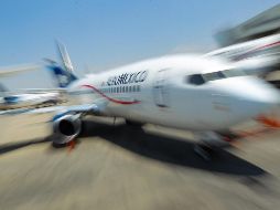 Aeroméxico sufre una baja de 140 tripulantes luego que fueran detectados con la variante ómicron del COVID-19, esta situación provocó la cancelación de varios vuelos ayer y afectó las operaciones de la aerolínea. NTX / ARCHIVO