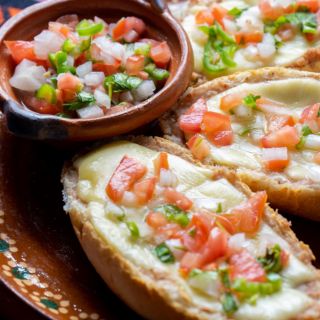 El desayuno de hoy es “Molletes con panela”