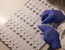 La cifra oficial de casos de COVID-19 superó el viernes la barrera de los 300 millones en todo el mundo. AP/J. Gonzalez