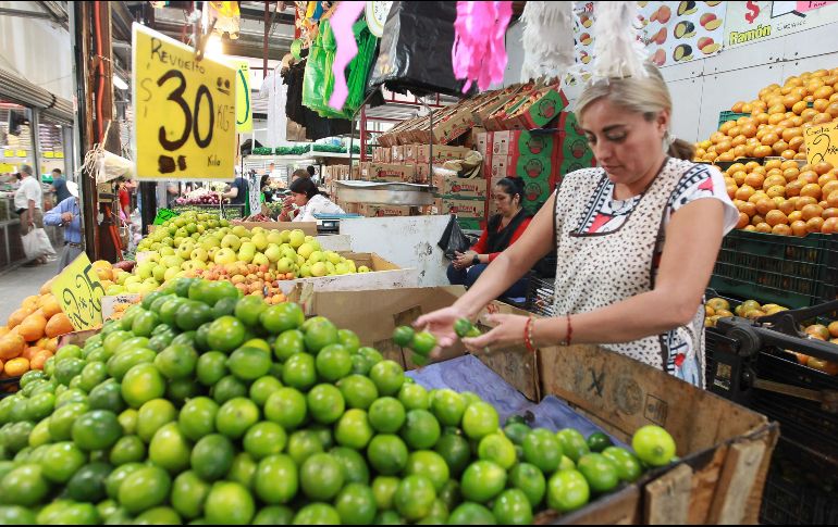Vendedores informaron que han disminuido las ventas, sobre todo del limón. EL INFORMADOR/ARCHIVO