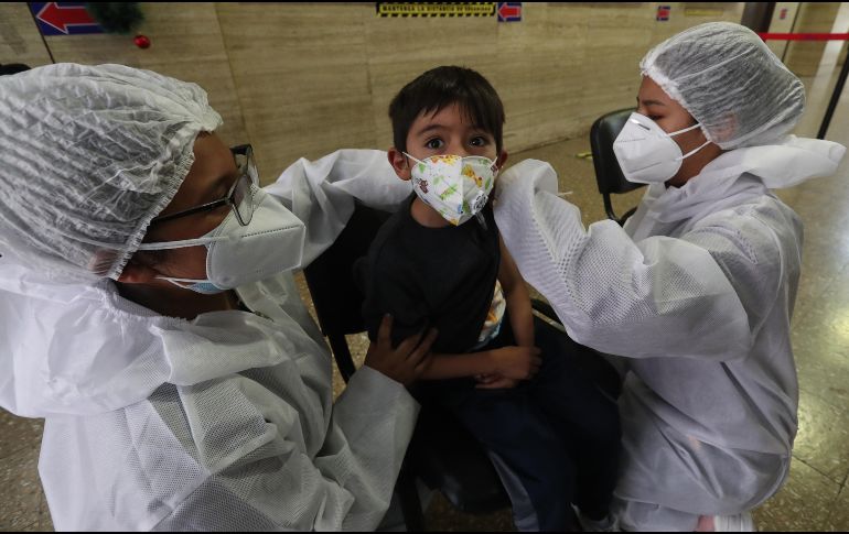 Especialistas recomiendan no automedicarse ante sospechas de COVID-19 en adultos y niños. EFE/M. Alipaz