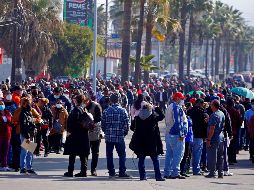 Cientos de personas hacen fila para recibir la tercera dosis de la vacuna anticovid en Ensenada, Baja California. EFE/A. Zepeda