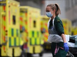 El personal de base de los servicios públicos de salud se ve mermado por enfermedad o aislamiento de trabajadores. EFE/A. Rain