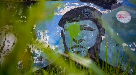 La hierba crece alrededor de un mural del difunto presidente Hugo Chávez en su ciudad natal de Barinas, Venezuela. AP/M. Delacoix