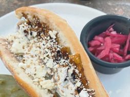 Chilaquiles oaxaqueños, confeccionados con mole dulce con un dejo de picor. ESPECIAL