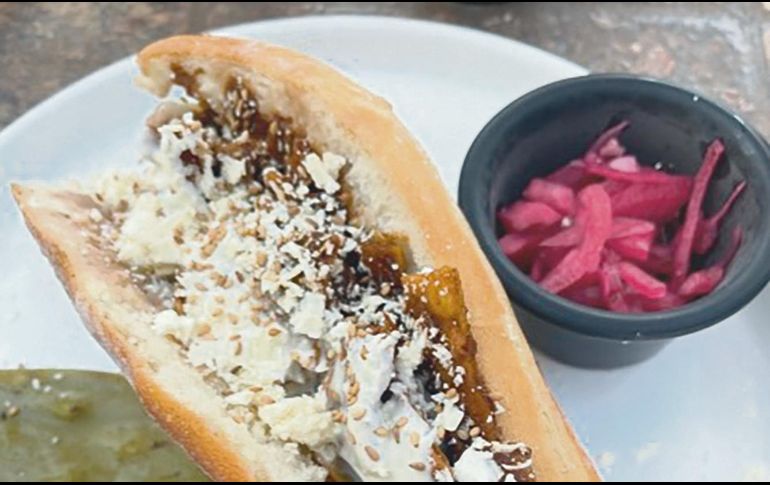 Chilaquiles oaxaqueños, confeccionados con mole dulce con un dejo de picor. ESPECIAL