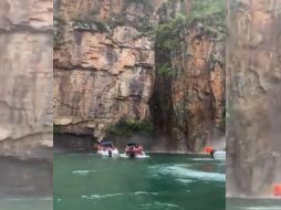 Un video que circula en redes sociales muestra el momento exacto en que una enorme roca se desprende de la pared del cañón y se precipita desde una altura de cinco metros sobre unas lanchas. TWITTER
