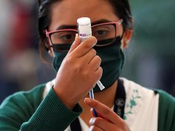Una enfermera prepara una dosis de una vacuna anticovid en un módulo de inoculación de la Ciudad de México. EFE/A. Cruz